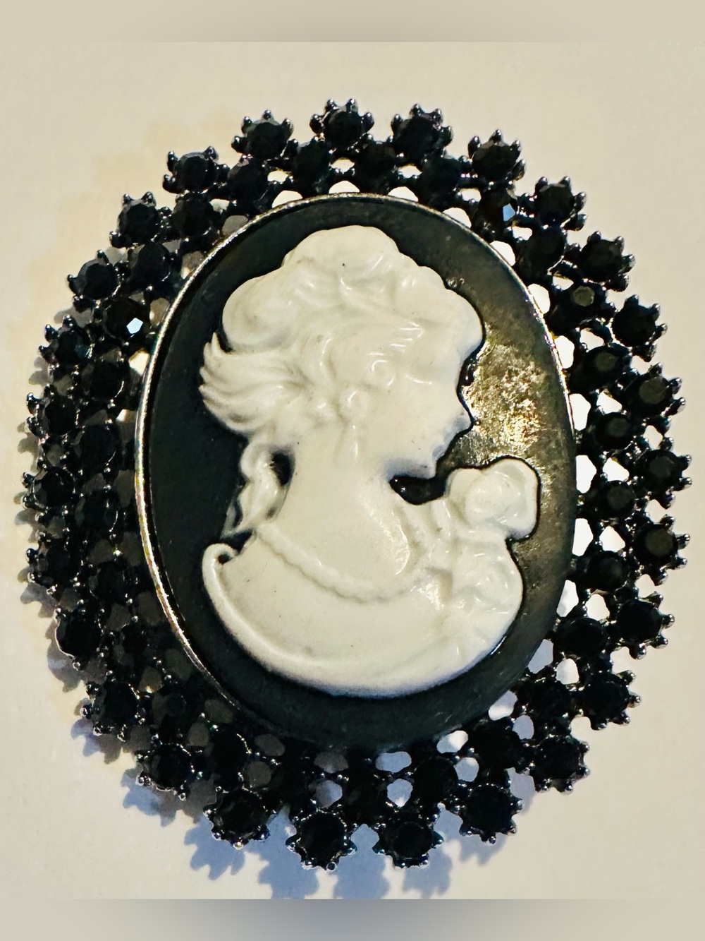 Black Cameo Like Brooch Silver Tone